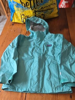 Patagonia Kids Light Teal Hooded Rain Jacket Sz Xs 5/6